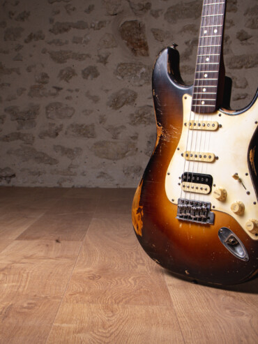 Choisissez parmi un grand nombre de modèle votre guitare, ainsi que le style de montage de micros, d’accastillage….