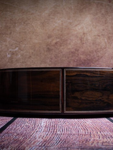 Une table en cèdre, séchée naturellement minimum 10 ans offrant une ampleur du son très enveloppante.