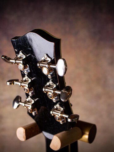 Des mécaniques Schaller au style Vintage soulignant le côté luxueux de la guitare.